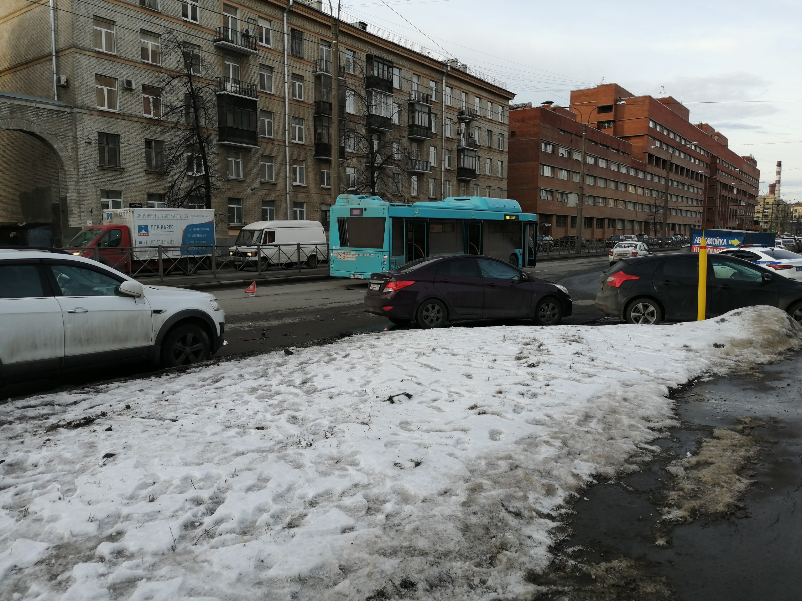 Лазурный автобус «собрал» четыре машины на юге Петербурга. Водитель отстранен