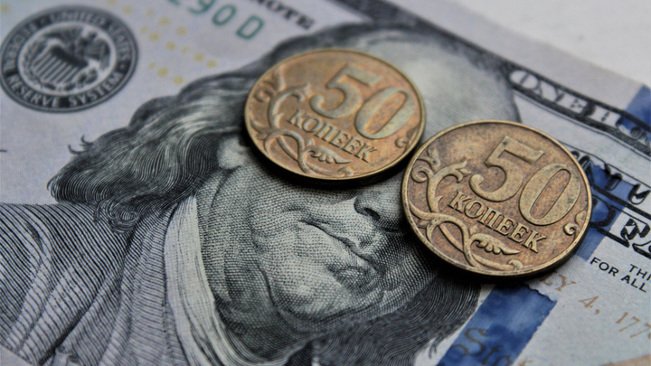 Жгут карман: курс доллара обвалился ниже 55 рублей — почему это случилось и что делать с валютой