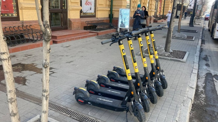 «Приравнять к скутерам или уменьшить скорость»: депутат Госдумы рассказал, как законодательно планируют ограничивать электросамокаты в городе