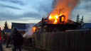 На ОбьГЭС сгорел частный дом — полыхающее здание сняли на видео