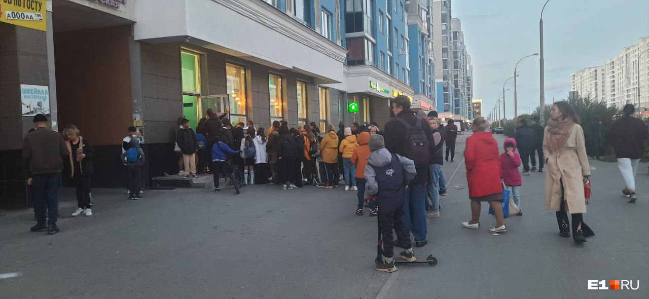Очередь продолжает расти Очередь продолжает расти