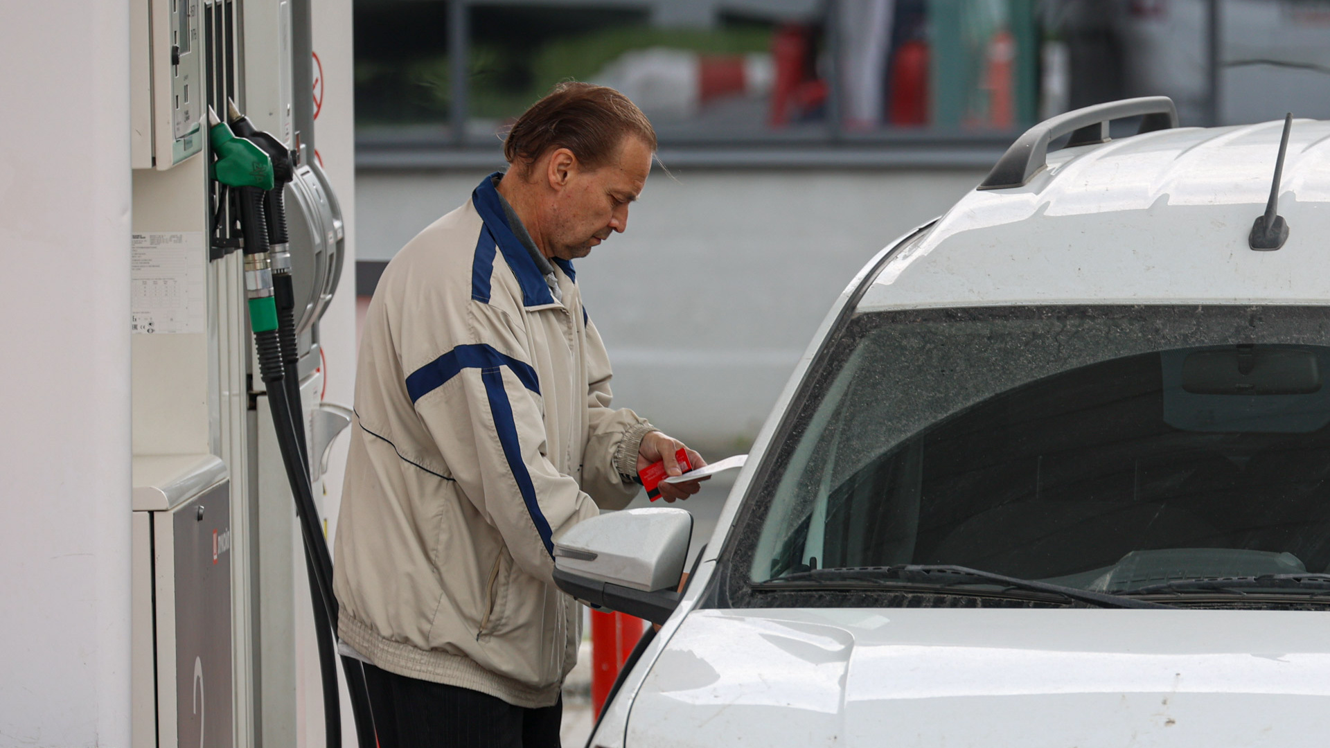 «Слезы на глаза наворачиваются»: в Екатеринбурге резко подорожали бензин и дизель