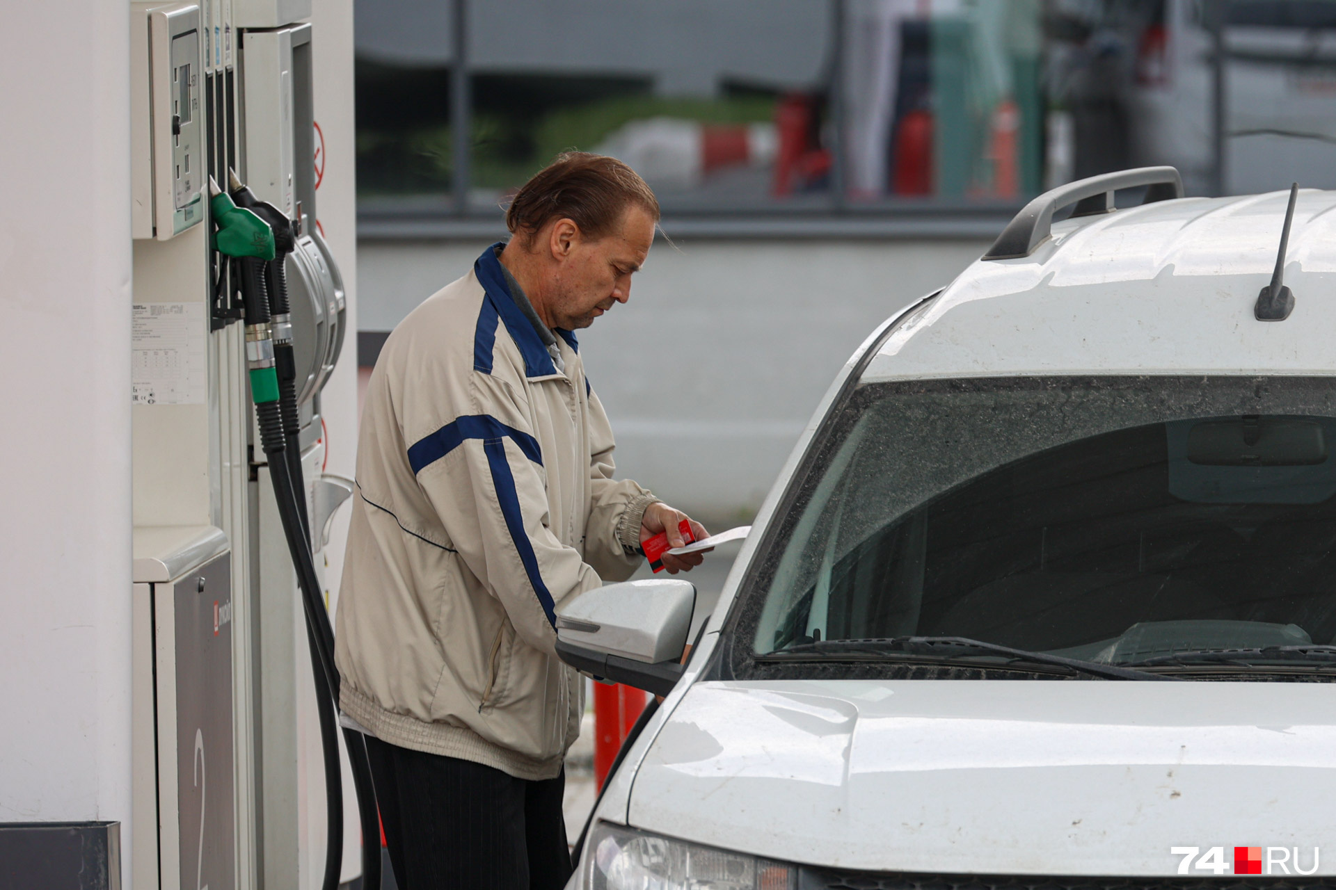 «Слезы на глаза наворачиваются»: в Екатеринбурге резко подорожали бензин и дизель
