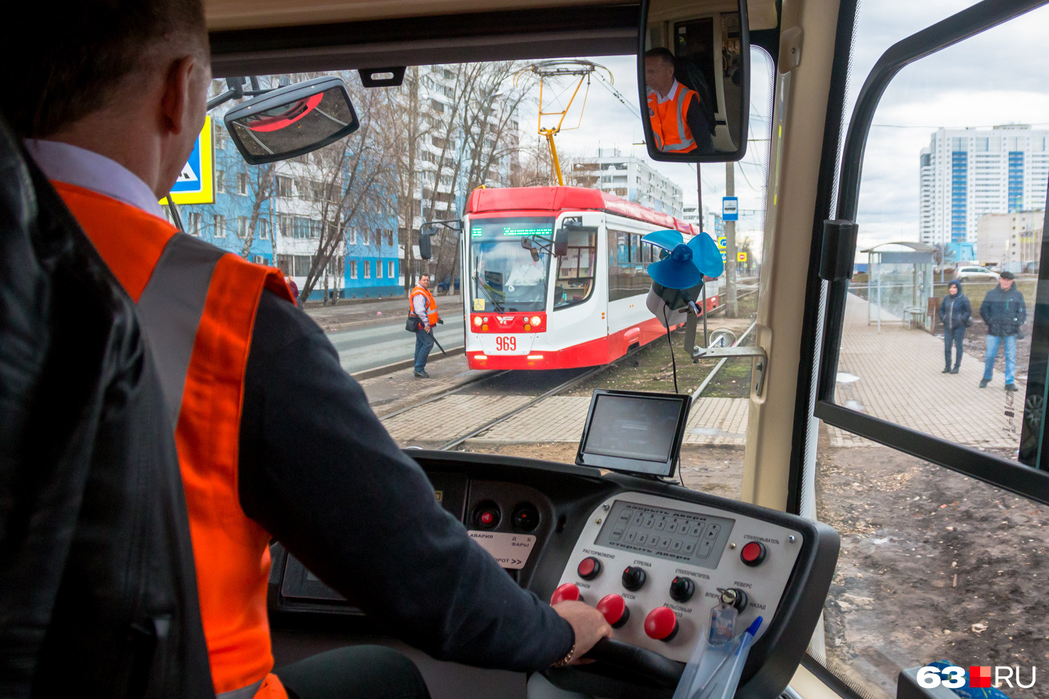 Водители трамваев получат около 30 тысяч рублей