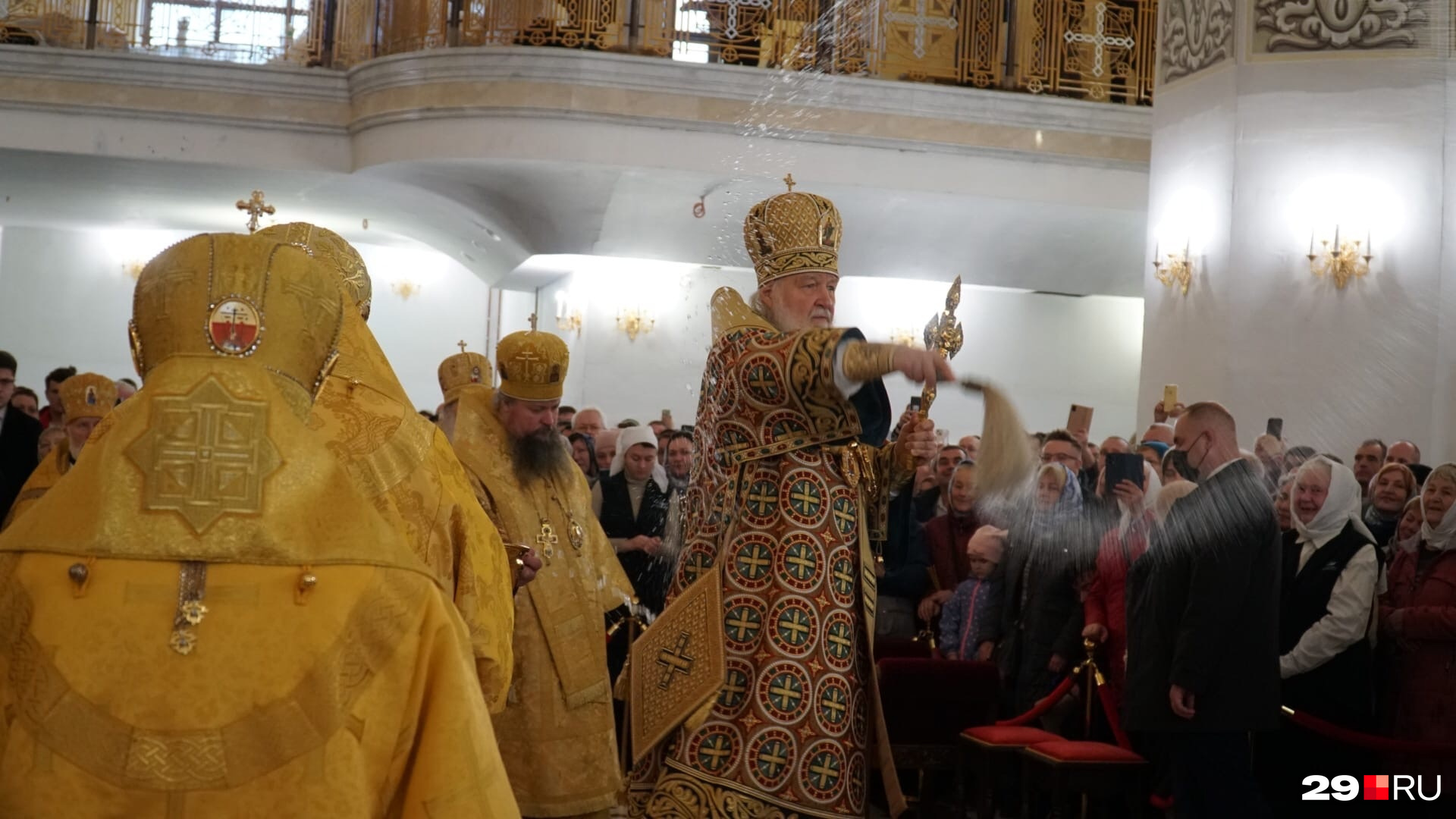 Патриарх Кирилл во время совершения великого чина освящения Патриарх Кирилл во время совершения великого чина освящения