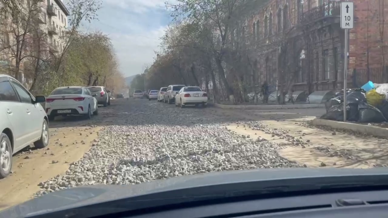 Машины тонут колесами в камнях на ремонтируемой улице Анохина