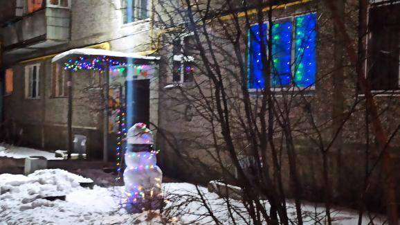 Снеговик на Серафимы Дерябиной, 49 ждет боя курантов