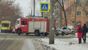 Такси протаранило дерево в Челябинске, на место ДТП примчалась скорая