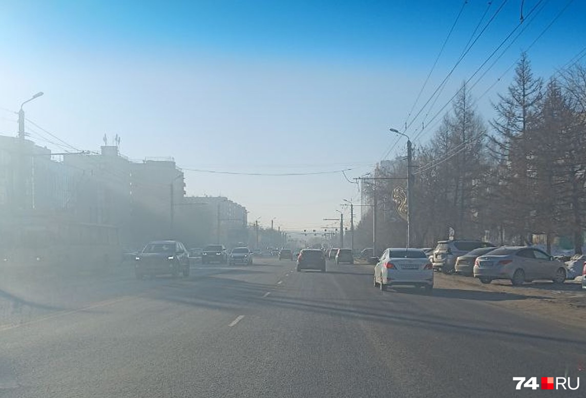 Дымка в воздухе видна и над дорогами Дымка в воздухе видна и над дорогами