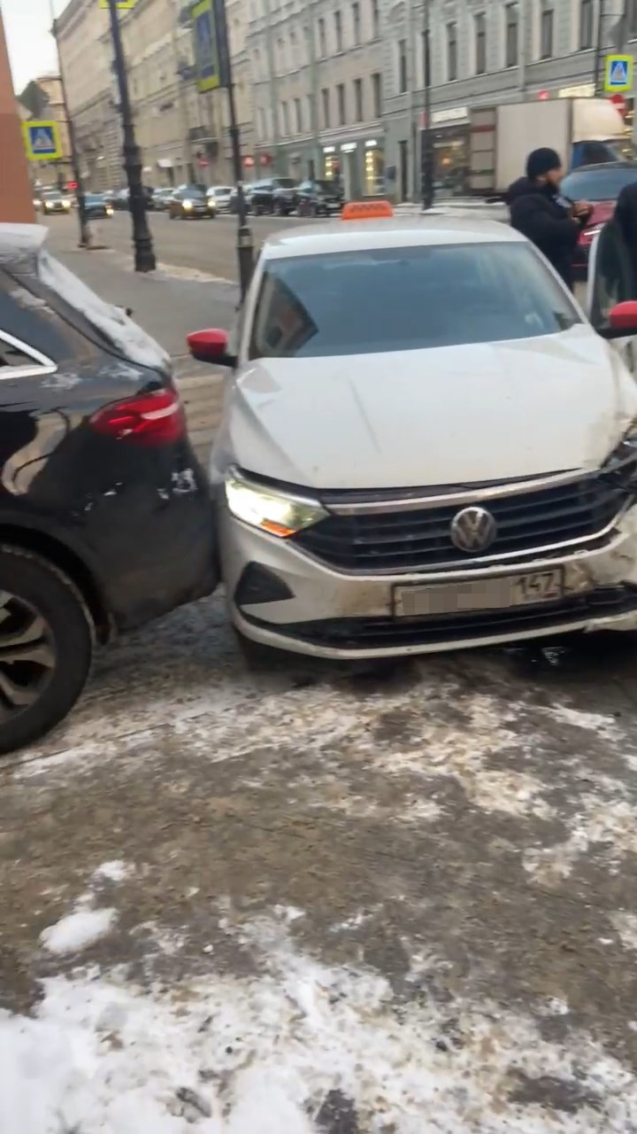 Таксист поправил «лицо» BMW углом часового магазина на Петроградской стороне