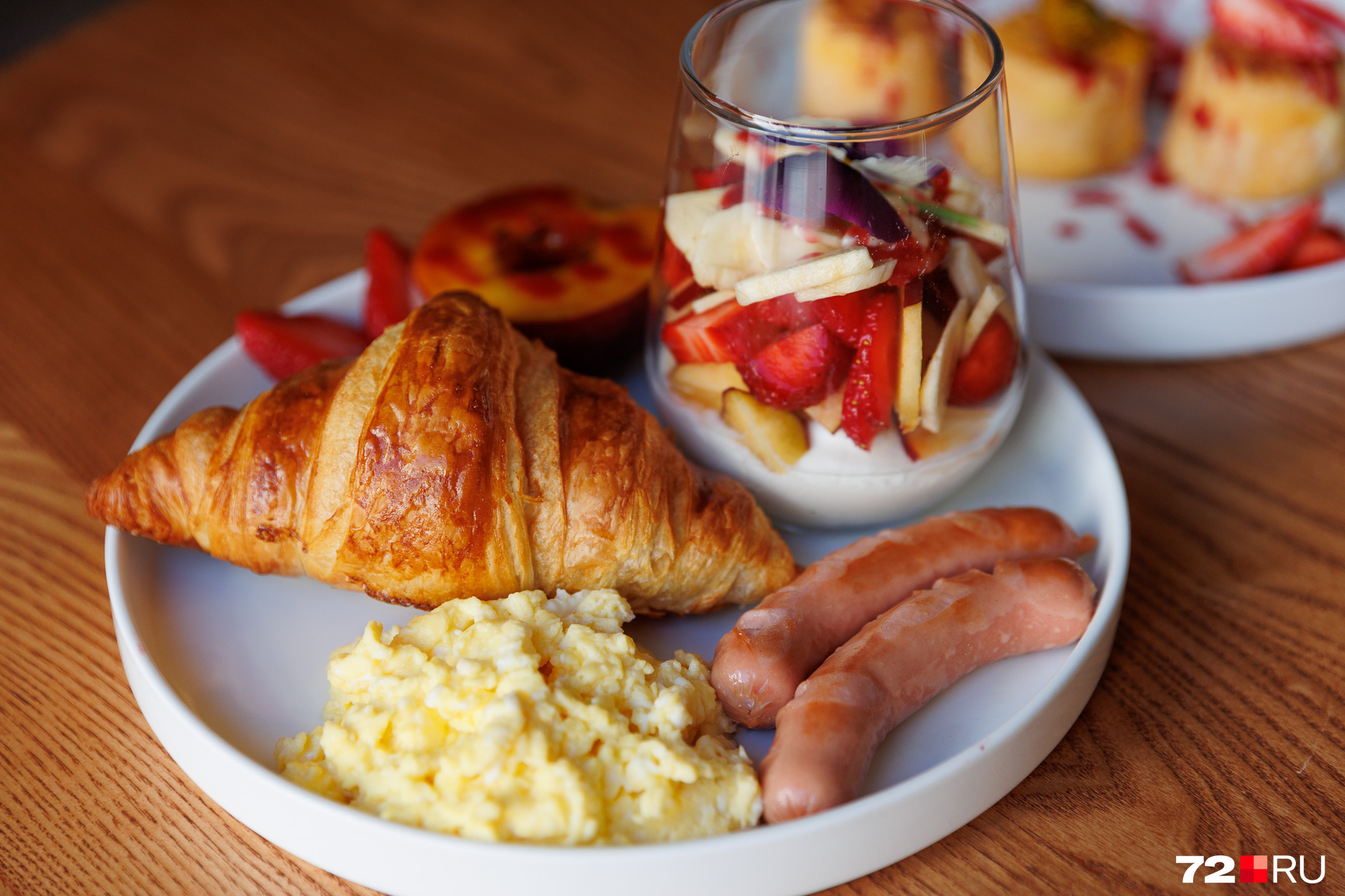 А так выглядит французский завтрак: скрэмбл, сосиски, карамелизированный персик, варенье, свежие ягоды, круассан и йогурт. Стоит такое сытное блюдо 500 рублей