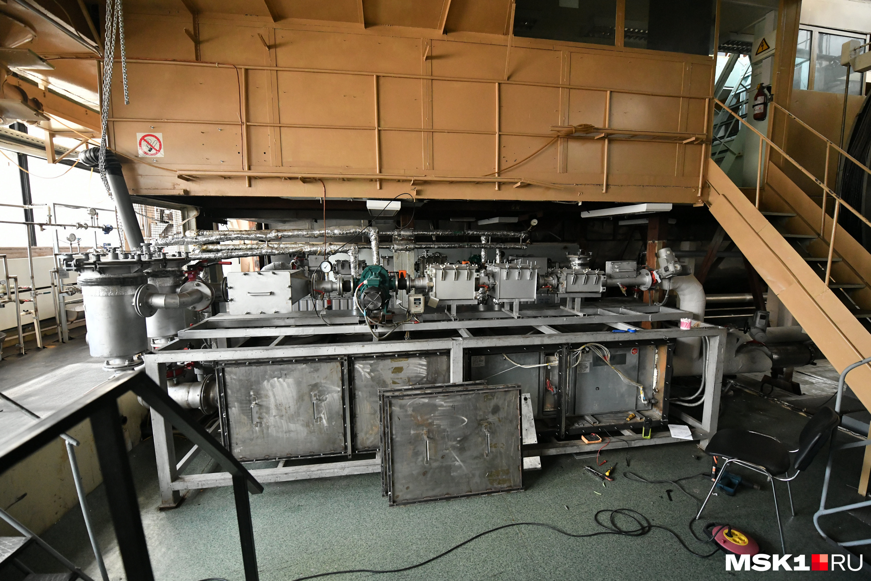Огромное количество оборудования для поддержания работы экспериментального модуля находится вокруг него
