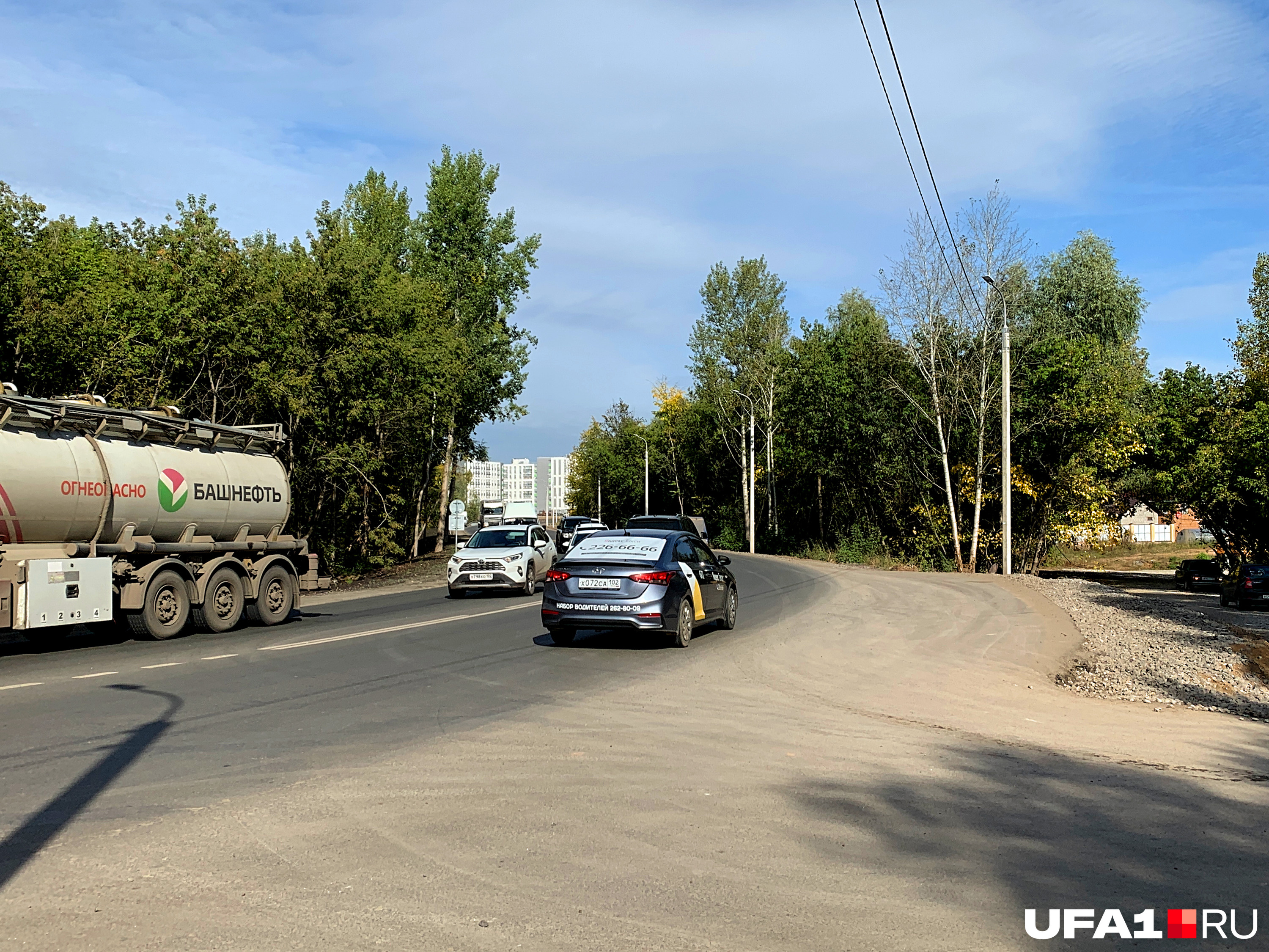 По этой дороге часто ездят грузовики По этой дороге часто ездят грузовики