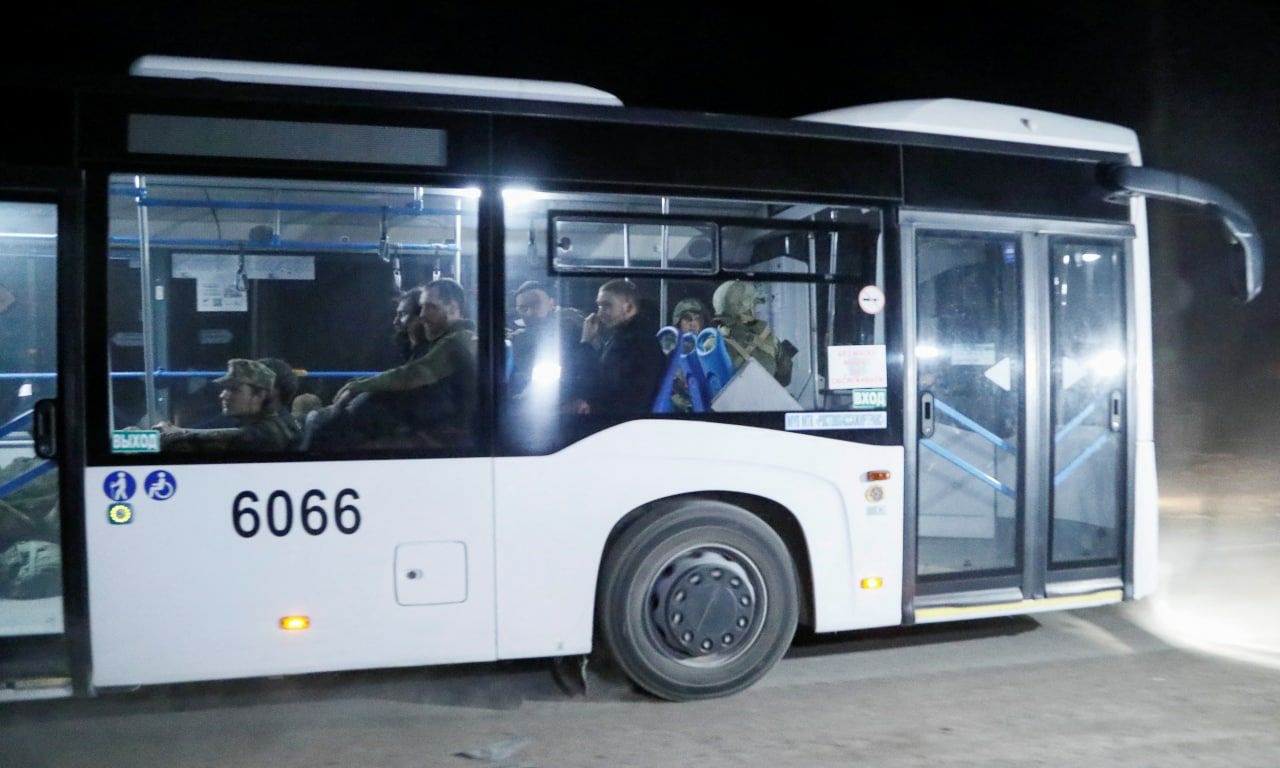 Военных с «Азовстали» вывозят в ростовском муниципальном автобусе