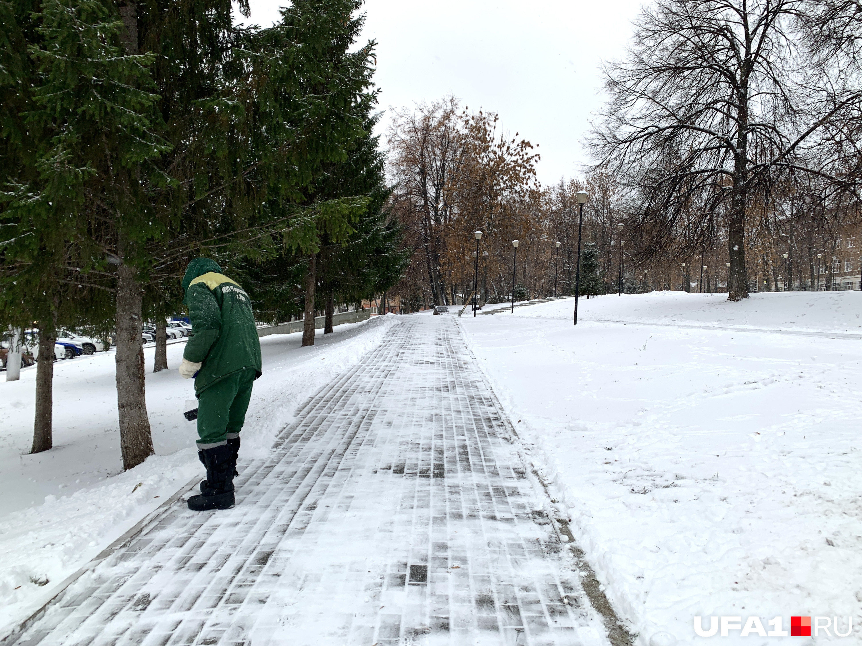 Как сообщила мэрия Уфы, уборка снега и борьба со льдом велись и ночью