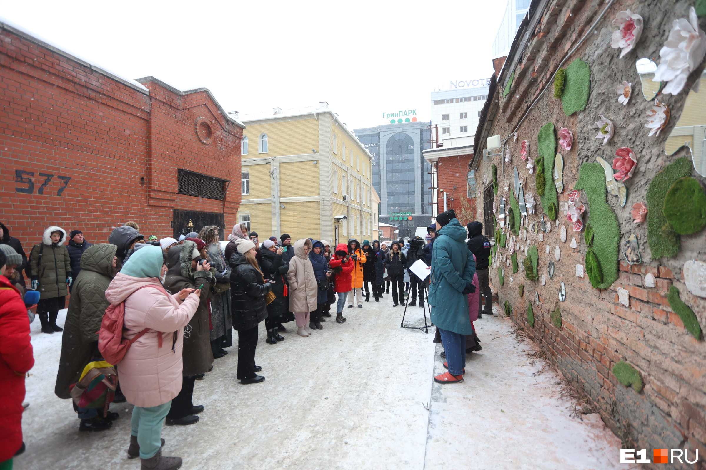 «Невежество рождает страх и жестокость»: в Екатеринбурге открыли стену памяти об умерших от СПИДа