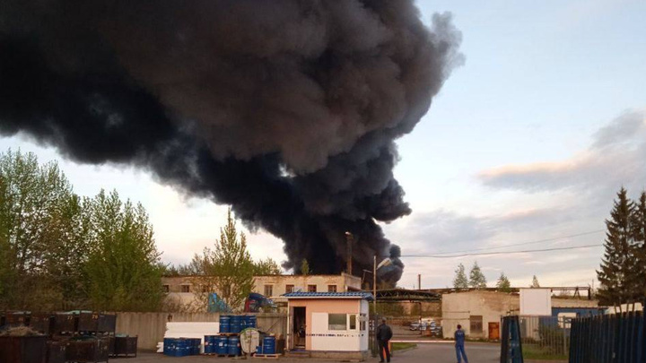 Дым видно со всех концов города: в Красноперекопском районе Ярославля загорелся завод