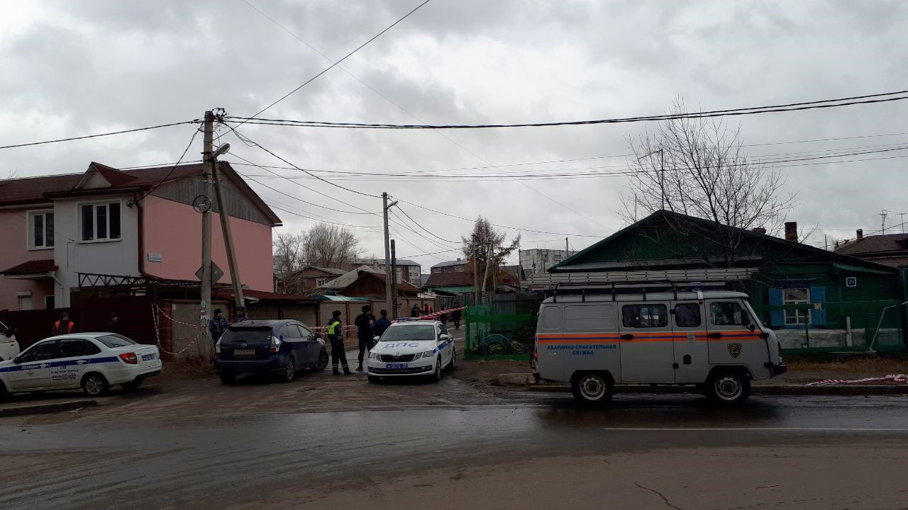 Автомобили оперативных ведомств сменяли друг друга: сначала стояла машина СК, потом — МЧС Автомобили оперативных ведомств сменяли друг друга: сначала стояла машина СК, потом — МЧС