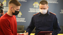 Новосибирские следователи наградили подростков, нашедших на обочине коробку с младенцем