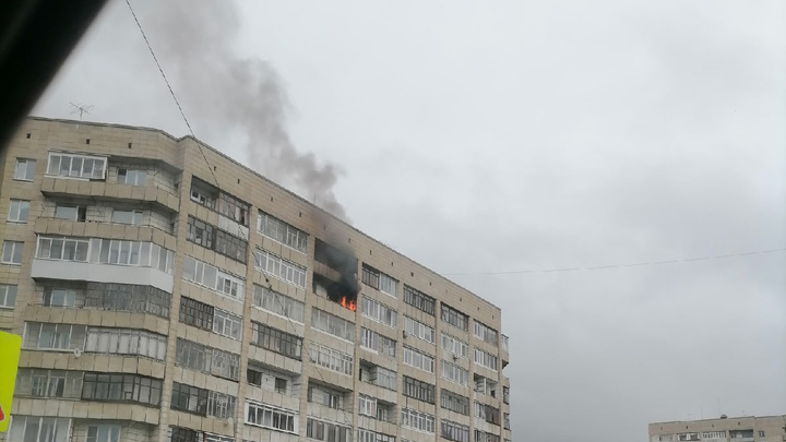 Дым заметили очевидцы: в Архангельске произошел пожар в жилой многоэтажке