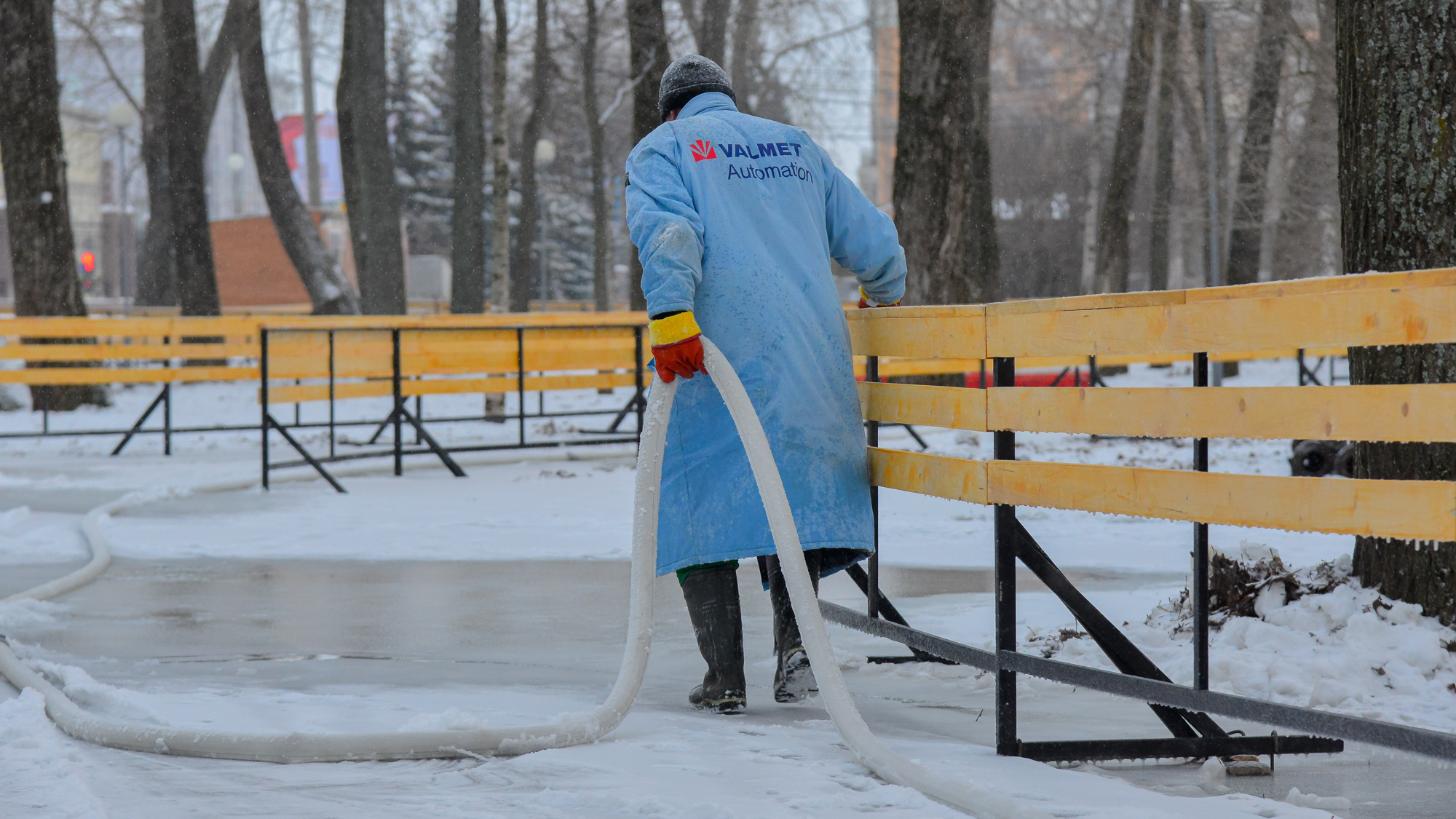 Смотрите, как в Петровском парке заливают необычный каток: он откроется уже скоро