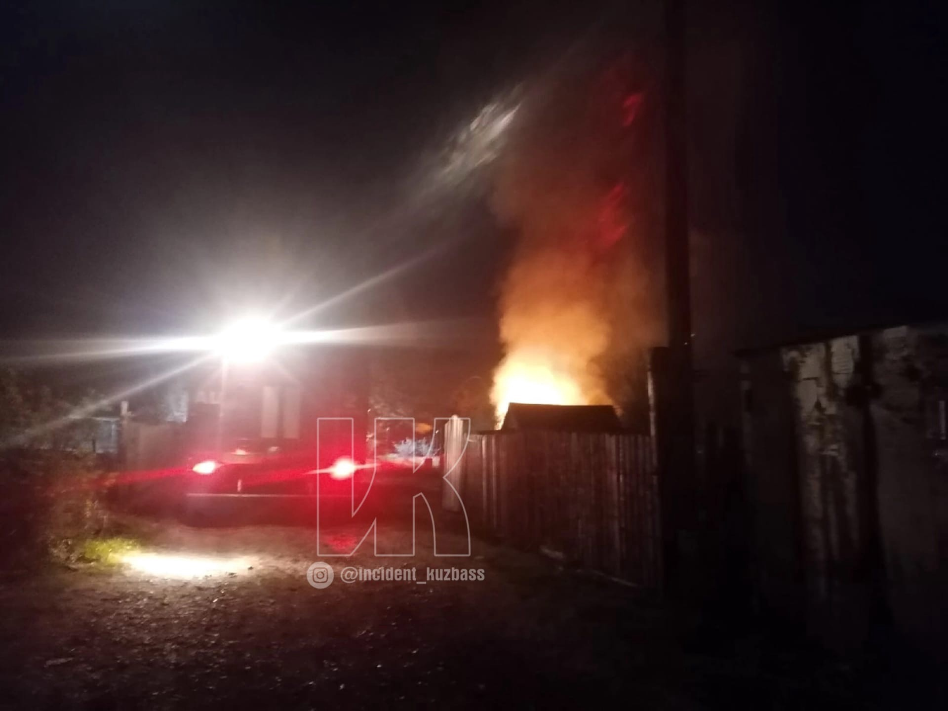 Сибдепо пожар в кемерово. Пожар в кемерово 2022. Пожар в андреевке кемеровский район. Сгоревший дом. Пожар в зимней вишне пожарная техника.