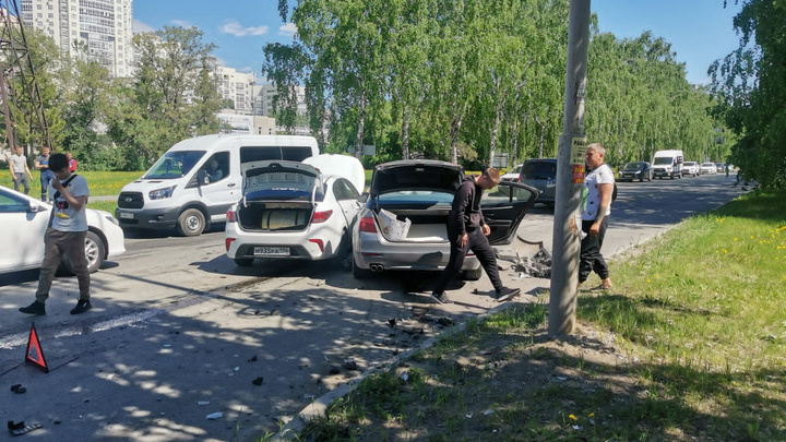 В Екатеринбурге водитель такси устроил аварию с BMW, пострадала пассажирка: видео