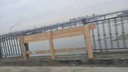 Дыру в ограждении моста через Обь в Новосибирске залатали деревянными досками — фото
