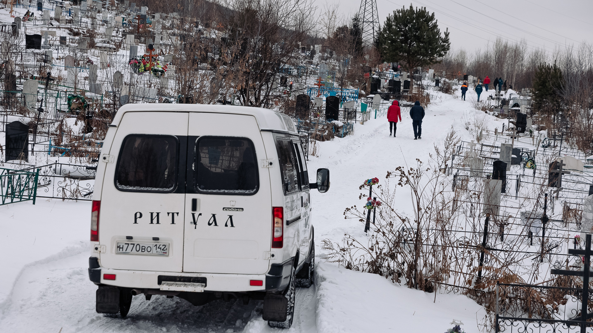 Почти 20 неопознанных тел незаконно похоронили в мешках в Новокузнецке