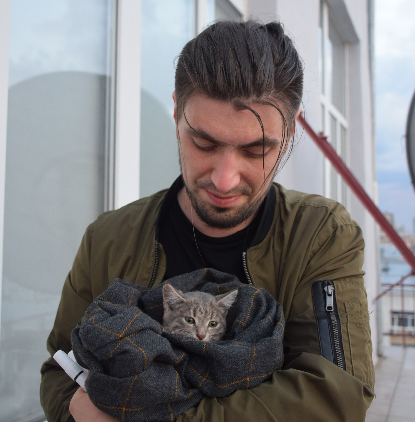 Андрей Колоколов и котенок, которого назвали Стенограффией