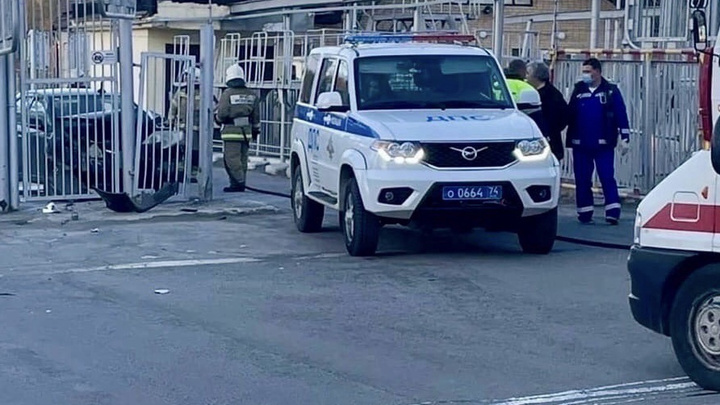 В закрытом городе Челябинской области водитель внедорожника влетел в ворота КПП