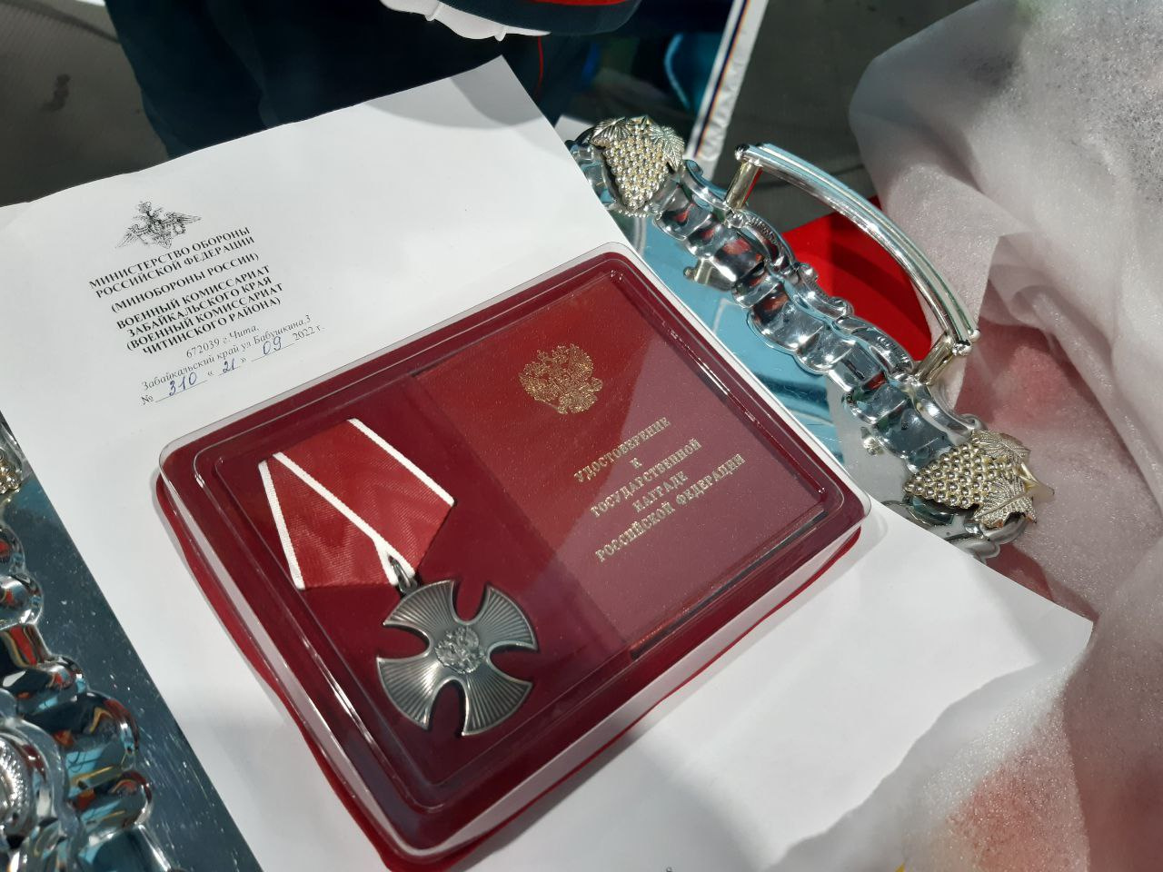 Родители Цыренжапа Тарбаева получили орден Мужества, которым их сына наградили посмертно Родители Цыренжапа Тарбаева получили орден Мужества, которым их сына наградили посмертно