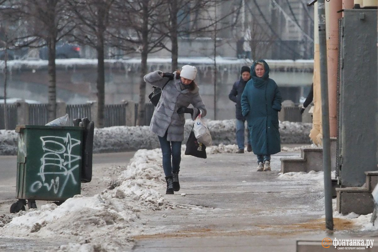 Давайте танцевать как петербуржцы. Пешеходы тренируют специальную походку перед ледяным дождём