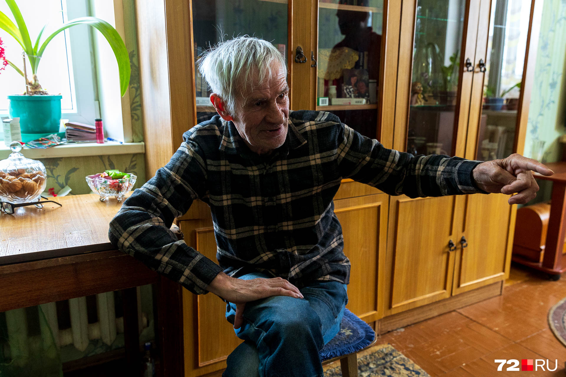 Мы познакомились с Григорием, который живет в Метелево с 1979 года. Он пришел работать на водозабор энергетиком и получил от предприятия квартиру. Мужчина считает, что это хорошо, что район не меняется. Больше всего здесь он любит чистый воздух и вежливых соседей