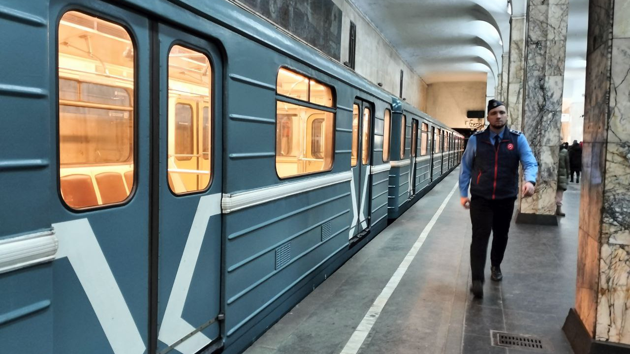 «На пассажиров всем наплевать». Москвичи высказались по поводу предстоящих закрытий на трех ветках метро