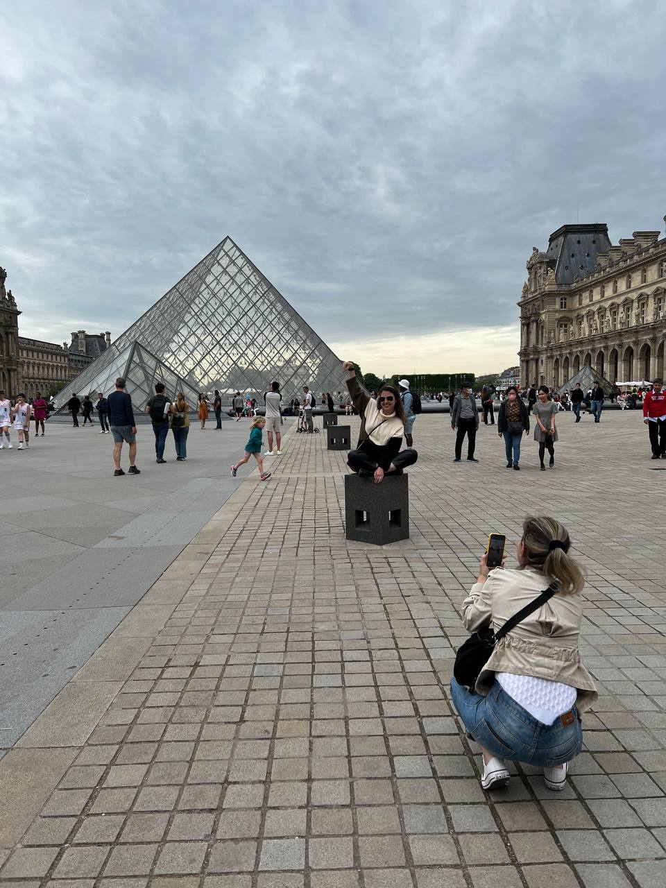 Знаменитая пирамида в Лувре