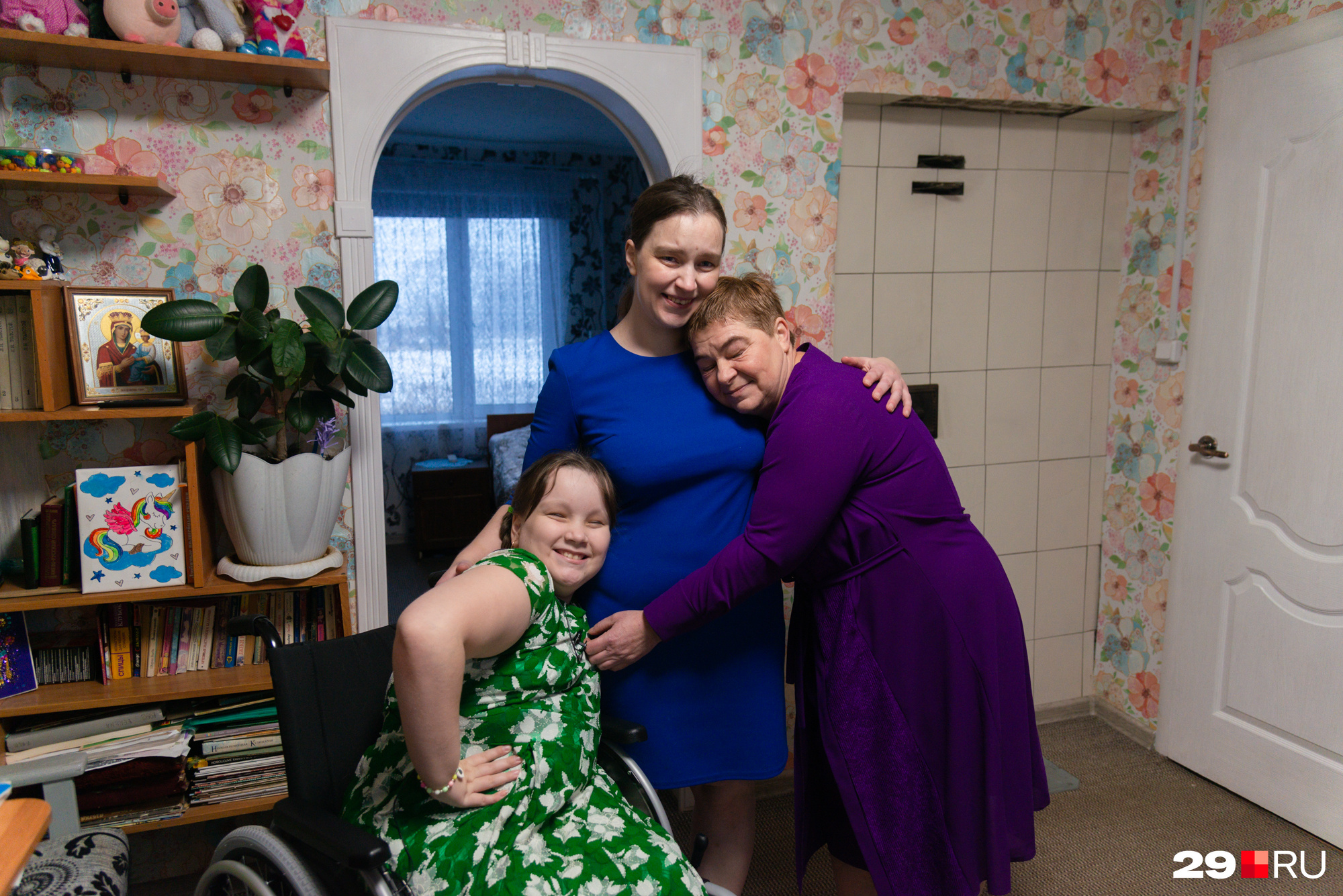 Настя встретила гостей вместе с мамой и бабушкой