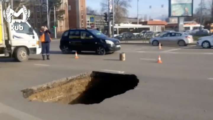 Огромная дыра образовалась на улице Мачуги в Краснодаре