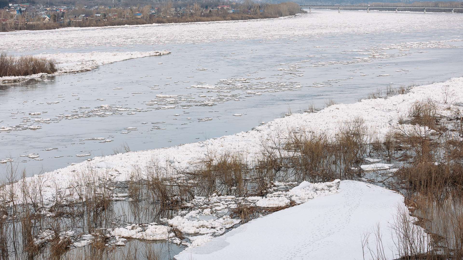 Ледоход начался на юге Кузбасса: дачи новокузнечан оказались подтоплены