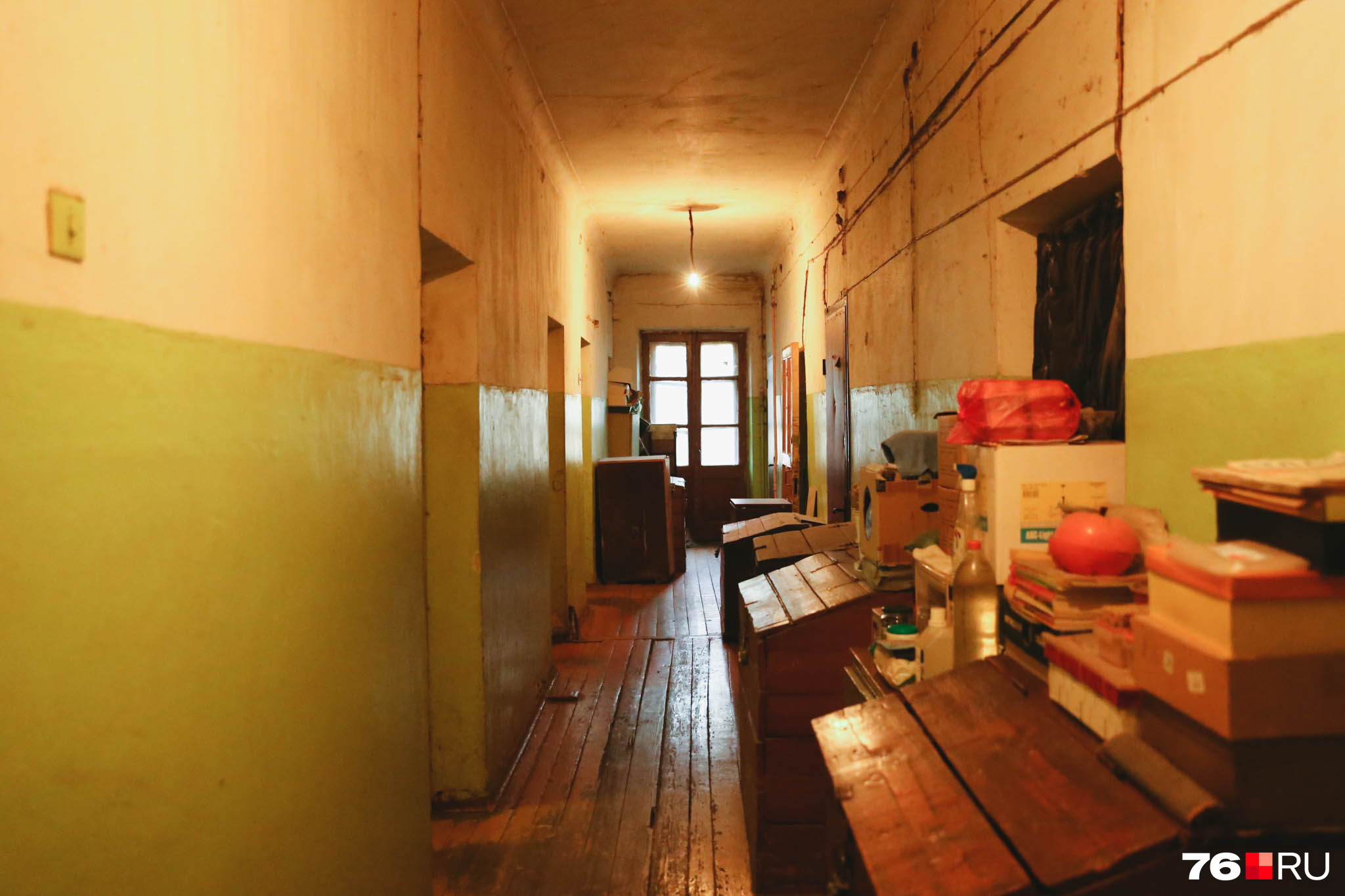 На Свердлова, 81 люди живут в комнатах, кухня и санузлы — общие