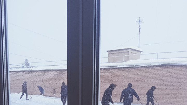 Колледж в Магнитогорске накажут за отправку студентов на очистку крыши от снега
