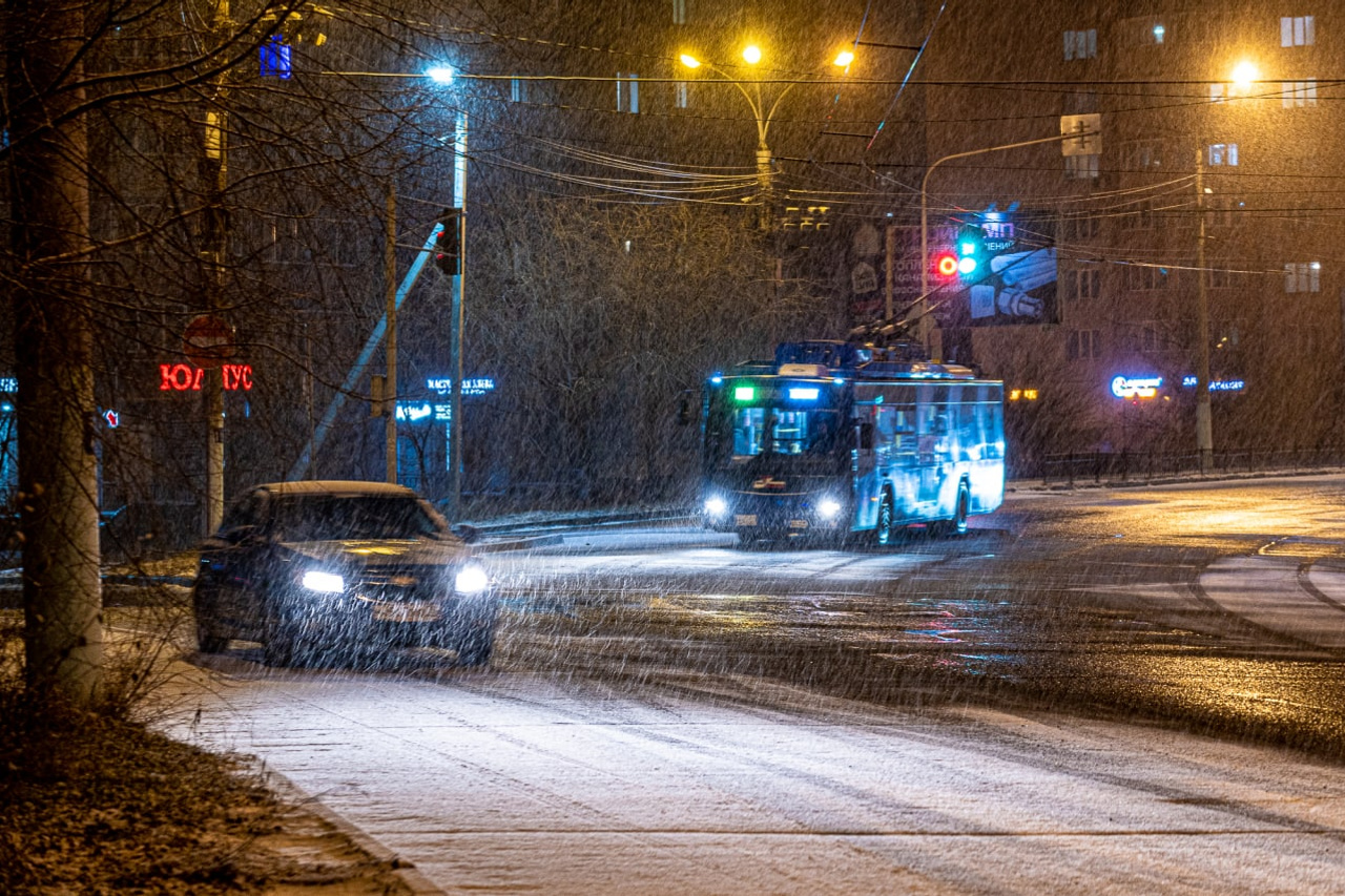 Ночь 12 ноября 2023. Снегопад в городе. Снежный город. Снег в городе. Небольшой снег.