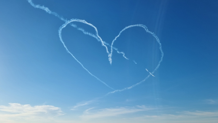 Сердце в небе над Самарой: показываем захватывающие фото Дня ВВС