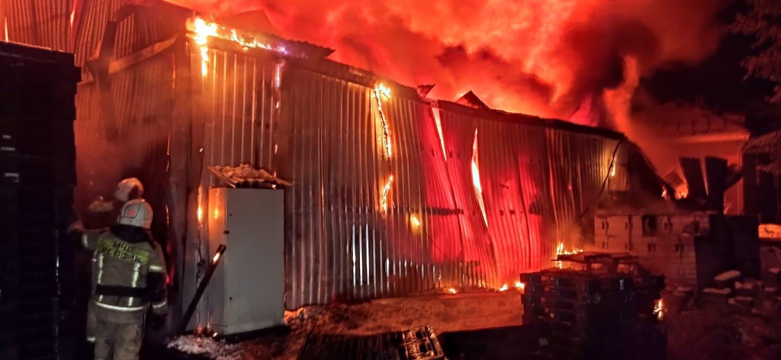 Пожар на складе вайлдберриз жертвы. Пожар. Огонь пожар. Пожар на складе. Пожар на складе в Екатеринбурге.