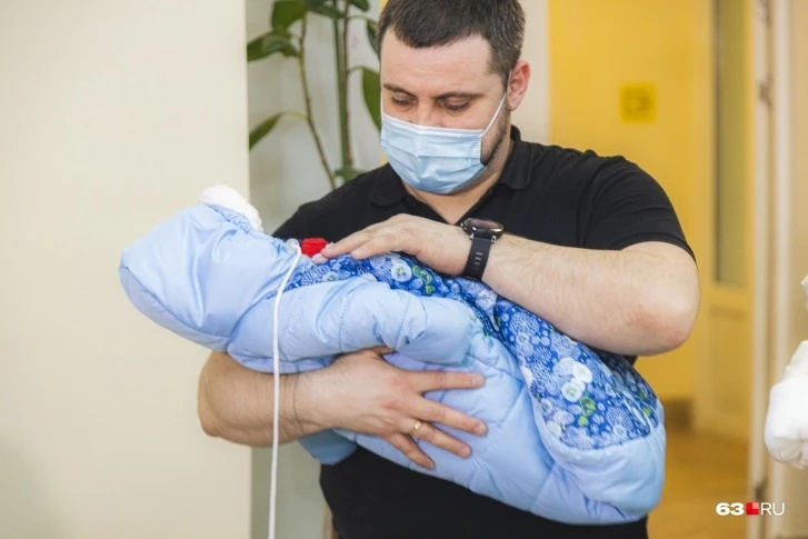 Сергей ездил забирать дочурок вместе с сыном Ярославом из дома
