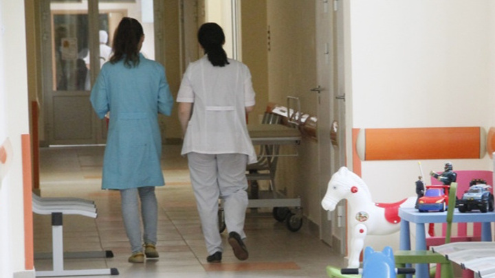 «Норовят сожрать»: родители пациентов детской больницы Магнитогорска сняли на видео полчища тараканов