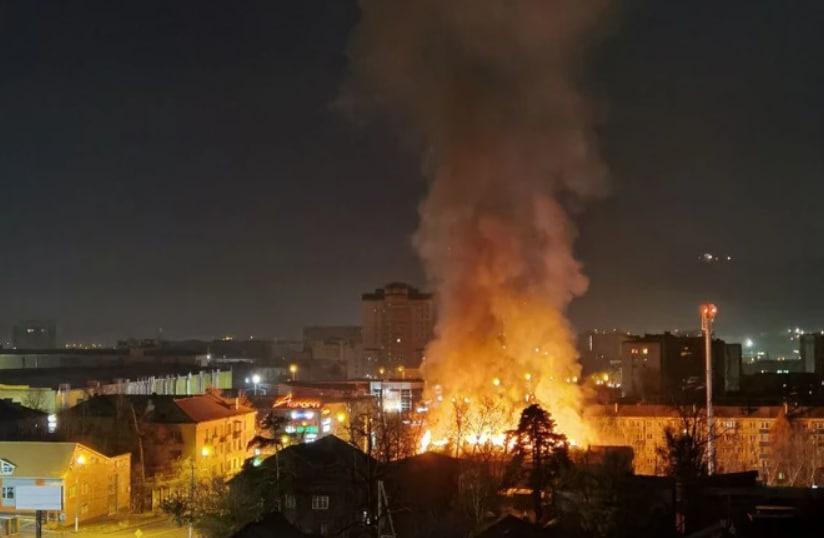 Пожарные спасли двух человек из горящего дома на Новобульварной