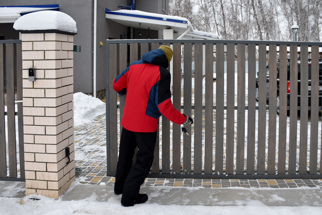 Житель Малиновки Денис толкает ворота, потому что низкое напряжение в сети делает электромотор почти бесполезным Житель Малиновки Денис толкает ворота, потому что низкое напряжение в сети делает электромотор почти бесполезным