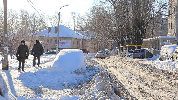 «Виноваты не коммунальщики, а сами жильцы»: уфимцы — об утонувшей в снежных завалах улице