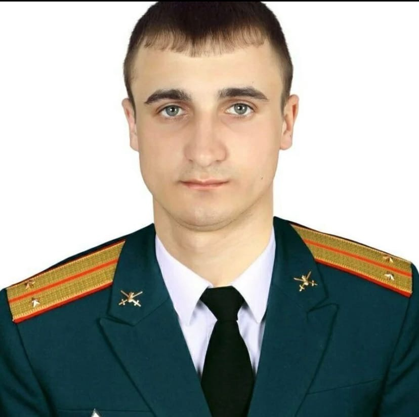 Окончив школу, Алексей поступил в Новосибирское высшее военное училище военной разведки ГРУ, а после его окончания служил под Ростовом-на-Дону